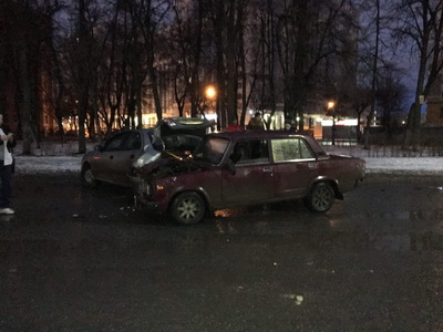 В центре Рязани «семёрка» сбила пешехода и врезалась в припаркованный автомобиль